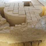 Costruito con scopi prettamente difensivi, si and� a integrare con le antiche mura di cinta della citt�, i cui primi blocchi (visibili in basso) risalgono all�Et� Ellenistica (IV secolo a.C.) 

